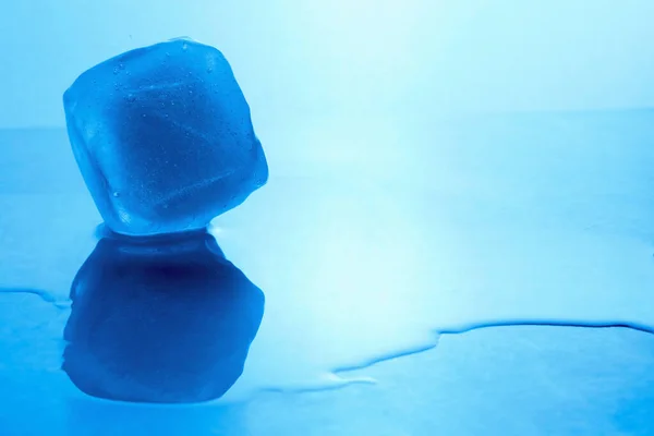 Cubo Ghiaccio Cristallino Sfondo Azzurro Spazio Testo Effetto Tono Colore — Foto Stock