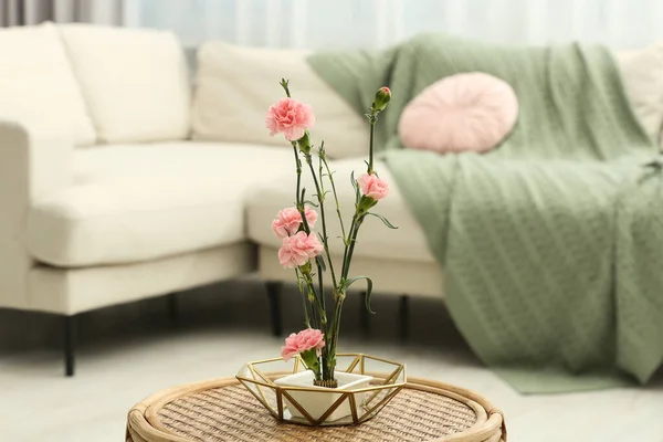 いけばな美術 自宅で居心地の良い雰囲気を運ぶ美しいピンクのカーネーションの花 — ストック写真