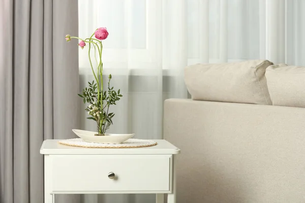 Ikebana Kunst Mooie Bloemen Groene Takken Dragen Gezellige Sfeer Thuis — Stockfoto