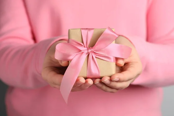 Mulher Segurando Caixa Presente Com Arco Rosa Close — Fotografia de Stock