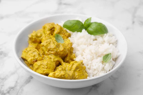 Köstlicher Reis Und Huhn Mit Currysoße Auf Weißem Marmortisch Nahaufnahme — Stockfoto