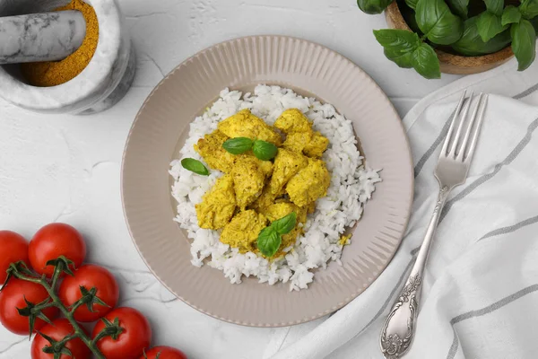 Finom Rizs Csirke Curry Szósszal Termékek Fehér Texturált Asztalon Lapos — Stock Fotó
