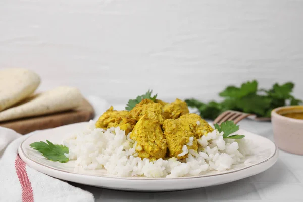 Köstlicher Reis Und Huhn Mit Currysoße Auf Weißem Kacheltisch Nahaufnahme — Stockfoto