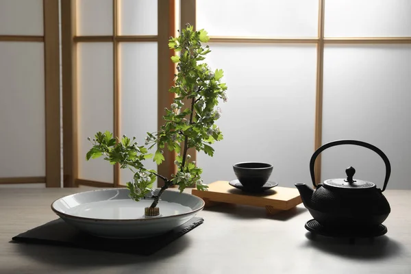 家の装飾としてスタイリッシュなイケバナ 木のテーブルに置かれた美しい新鮮な枝および茶 — ストック写真