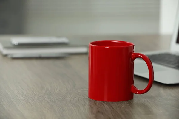 Şyerindeki Ahşap Masada Kırmızı Seramik Bardak Tasarım Için Model — Stok fotoğraf
