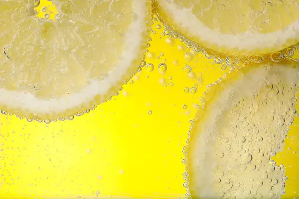Šťavnaté Citrónové Plátky Sodové Vodě Žlutém Pozadí Detailní Záběr — Stock fotografie