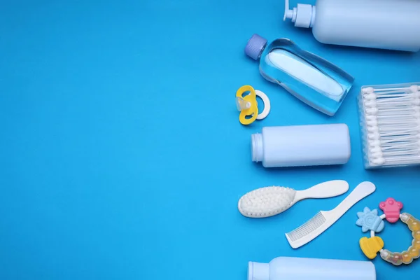 Platte Lay Compositie Met Babyverzorgingsproducten Accessoires Lichtblauwe Achtergrond Ruimte Voor — Stockfoto