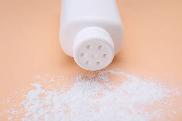 Fles Verstrooid Stofpoeder Een Bleke Koraalachtergrond Close Baby Cosmetisch Product — Stockfoto