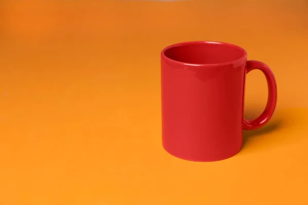 Röd Keramisk Mugg Orange Bakgrund Utrymme För Text — Stockfoto