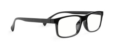 Siyah çerçeveli şık gözlükler beyaza izole edilmiş