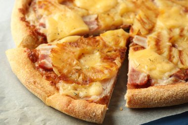 Masada nefis kesilmiş ananas pizzası, yakın plan.