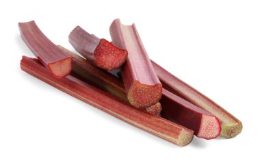 Taze olgun ravent sapları beyazda izole edilmiş.