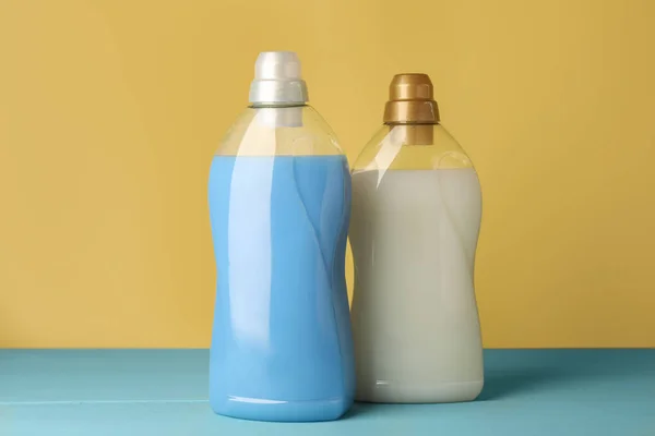 Flessen Wasverzachter Lichtblauwe Tafel — Stockfoto