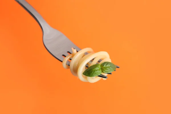 Tenedor Con Sabrosa Pasta Albahaca Sobre Fondo Naranja Primer Plano — Foto de Stock