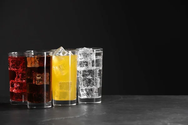 Glazen Van Verschillende Verfrissende Frisdrank Water Met Ijsblokjes Grijze Tafel — Stockfoto