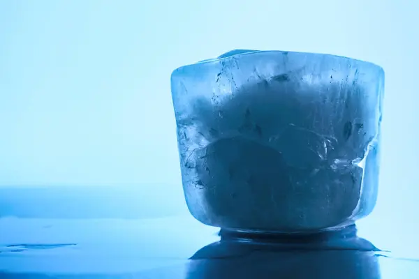 Açık Mavi Arkaplanda Kristal Berrak Bir Buz Küpü Yakın Plan — Stok fotoğraf