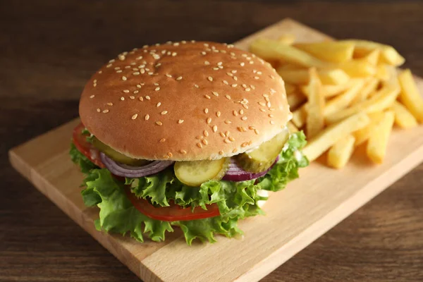 Pyszny Burger Pasztetem Wołowym Frytkami Drewnianym Stole Zbliżenie — Zdjęcie stockowe
