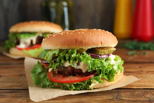 Delicioso Hambúrguer Com Carne Bovina Alface Mesa Madeira — Fotografia de Stock