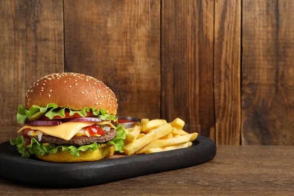 Pyszny Burger Pasztetem Wołowym Frytkami Drewnianym Stole Miejsce Tekst — Zdjęcie stockowe