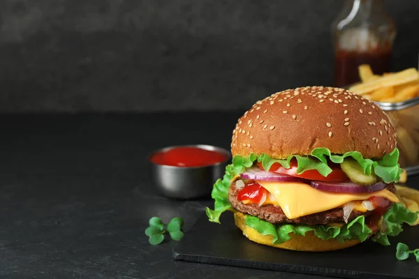 Pyszny Burger Pasztetem Wołowym Ciemnym Stole Miejsce Tekst — Zdjęcie stockowe
