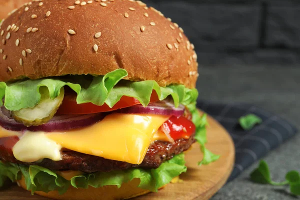 Lahodný Burger Hovězím Masem Salátem Šedém Stole Detailní Záběr — Stock fotografie