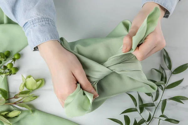 Tecnica Furoshiki Regalo Avvolgente Donna Tessuto Verde Tavolo Bianco Vista — Foto Stock