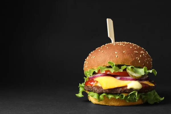 美味的汉堡包 带有牛肉馅饼和生菜的黑色背景 文字空间 — 图库照片