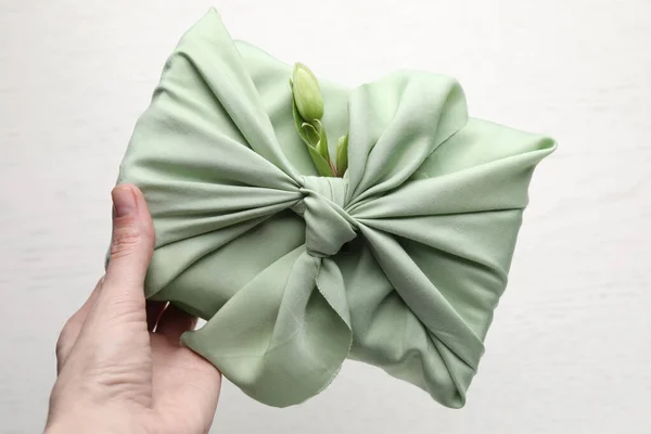 Technique Furoshiki Femme Tenant Cadeau Emballé Dans Tissu Vert Avec — Photo