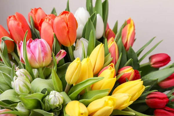 Красиві Барвисті Квіти Тюльпанів Сірому Фоні Крупним Планом — стокове фото