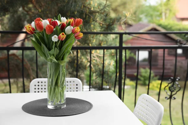 Gyönyörű Színes Tulipánok Üvegvázában Fehér Asztalon Erkélyen Hely Szövegnek — Stock Fotó