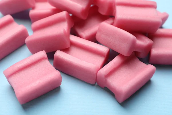 Ízletes Rózsaszín Rágógumi Világoskék Háttér Közelkép — Stock Fotó