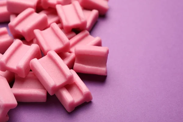 Lekker Roze Kauwgom Paarse Achtergrond Close Ruimte Voor Tekst — Stockfoto