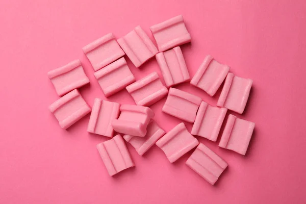 Lekkere Kauwgom Roze Achtergrond Plat Gelegd — Stockfoto