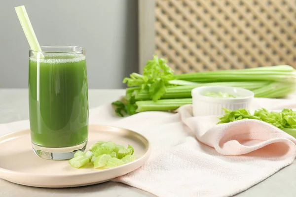 灰色のテーブルの上においしいセロリジュースと野菜のガラス クローズアップ テキストのスペース — ストック写真