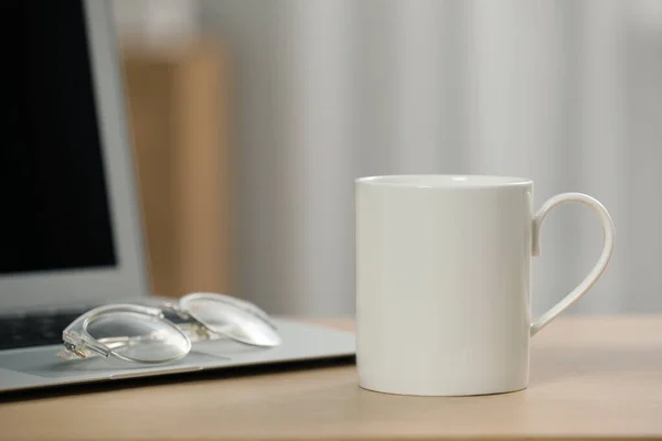 Beyaz Seramik Bardak Bardaklar Laptop Yerindeki Ahşap Masada Metin Için — Stok fotoğraf