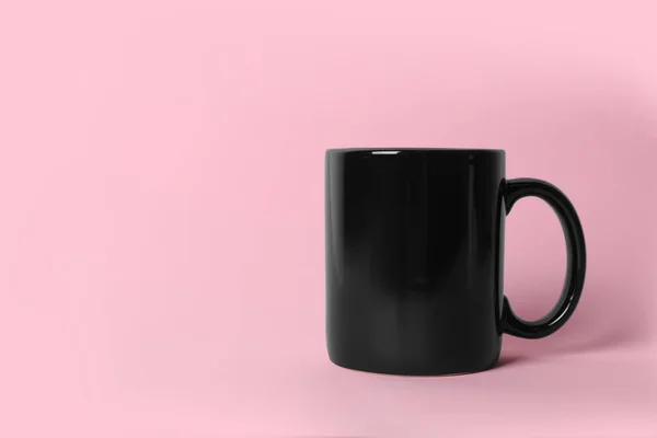Una Tazza Ceramica Nera Sfondo Rosa Spazio Testo — Foto Stock