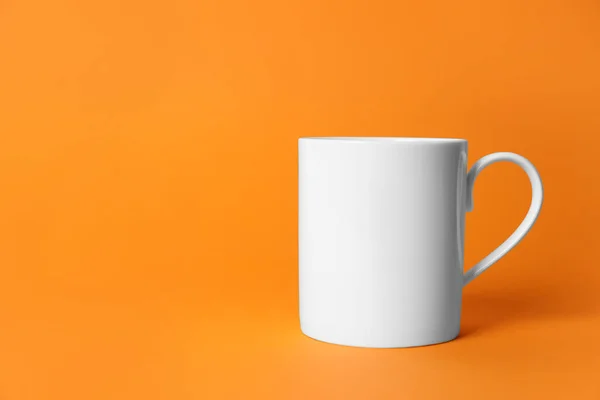 Een Witte Keramische Mok Oranje Achtergrond Ruimte Voor Tekst — Stockfoto