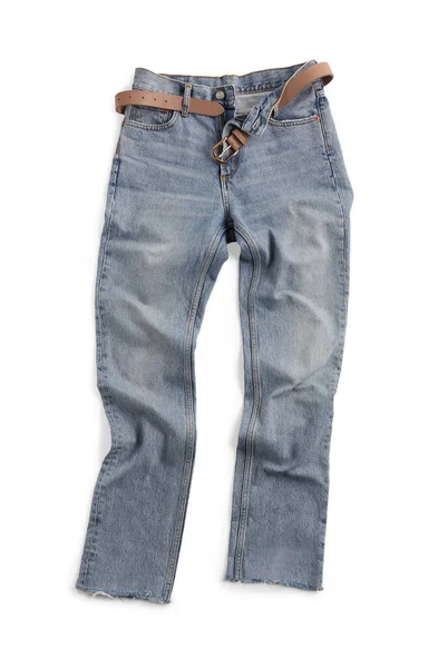 Calça Jeans Azul Claro Enrugada Com Cinto Isolado Branco Vista — Fotografia de Stock