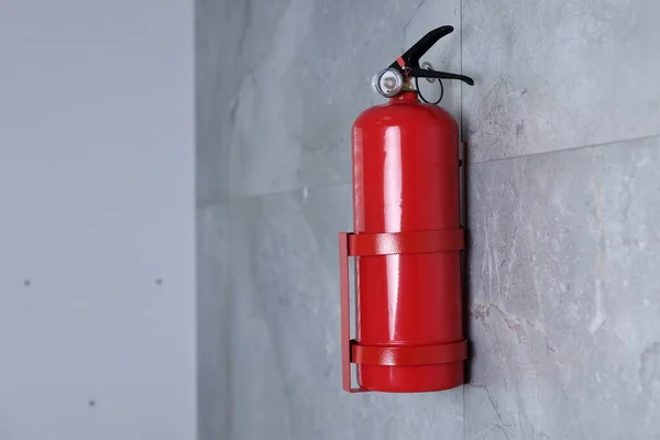 Gri Duvarda Yangın Söndürücü Metin Için Boşluk — Stok fotoğraf