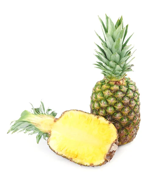 Całe Cięte Dojrzałe Ananasy Izolowane Białym — Zdjęcie stockowe
