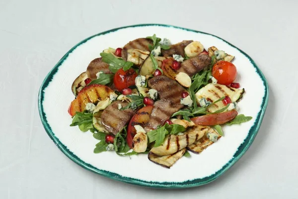 Herkullinen Salaatti Naudanlihan Kielellä Grillattuja Vihanneksia Persikkaa Sinihomejuustoa Valkoisella Pöydällä — kuvapankkivalokuva