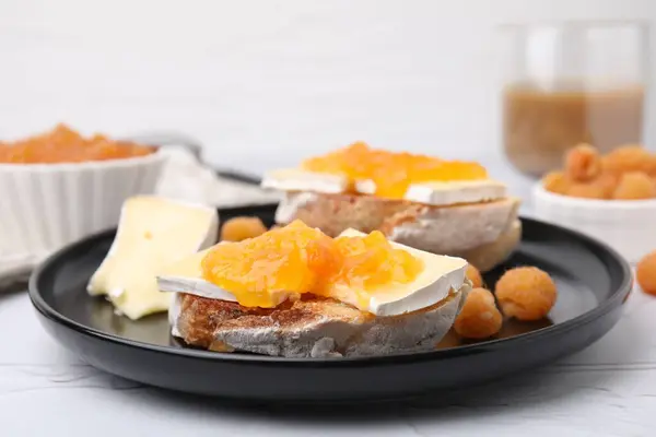 Sabrosos Sándwiches Con Queso Brie Frambuesa Fresca Mermelada Albaricoque Mesa — Foto de Stock