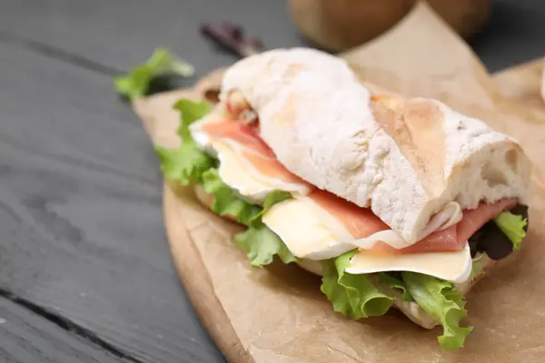 Leckeres Sandwich Mit Brie Käse Und Prosciutto Auf Grauem Holztisch — Stockfoto