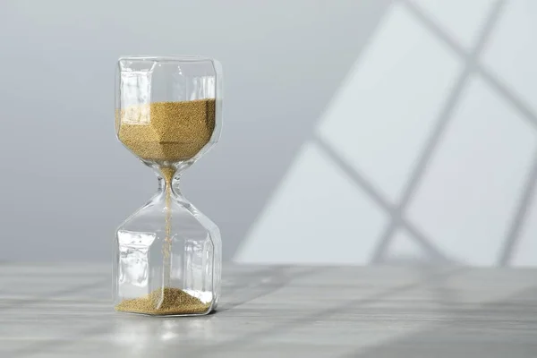 텍스트 공간에 테이블에 흐르는 모래와 Hourglass — 스톡 사진