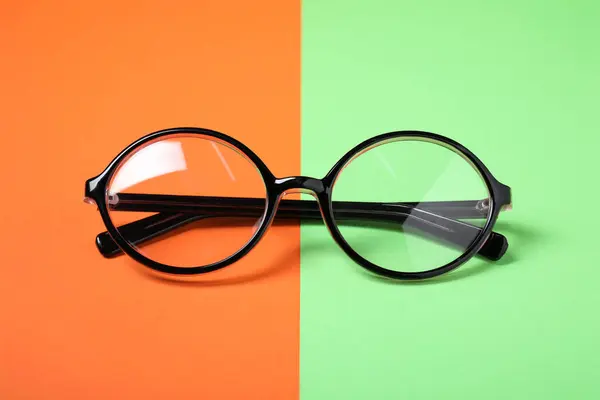 Okulary Stylowej Ramce Tle Koloru — Zdjęcie stockowe