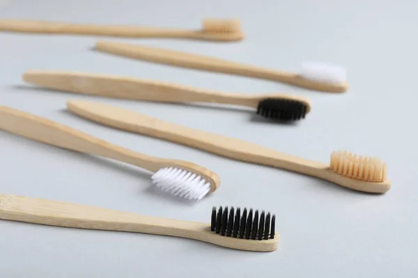 Veel Verschillende Bamboe Tandenborstels Witte Achtergrond — Stockfoto