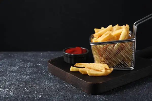 Smaczne Frytki Ketchup Szarym Teksturowanym Stole Miejsce Tekst — Zdjęcie stockowe