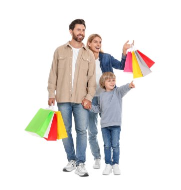 Aile alışverişi. Beyaz arka planda renkli çantaları olan mutlu bir aile ve oğul.