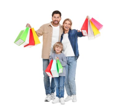 Aile alışverişi. Beyaz arka planda renkli çantaları olan mutlu bir aile ve oğul.