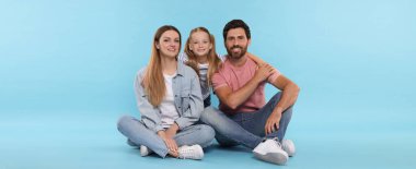 Açık mavi arka planda çocuklu mutlu bir aile. Pankart tasarımı